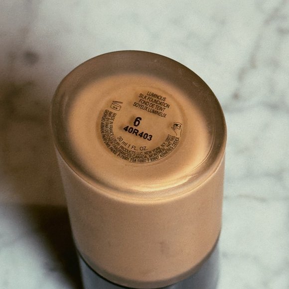 Armani Beauty Luminous Silk Foundation | 6 Medium, Olive - Picture 3 of 5